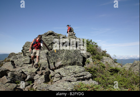 Wanderer erklimmen Caps Ridge Trail in den Sommermonaten befindet sich in den White Mountains New Hampshire USA Stockfoto