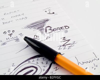 Doodle Skizze ausgekleidet Arbeit Business Editor mit gelangweilt Zeichnungen und orange schwarz Bic Kugelschreiber Stift Marker auf weißem Hintergrund Stockfoto