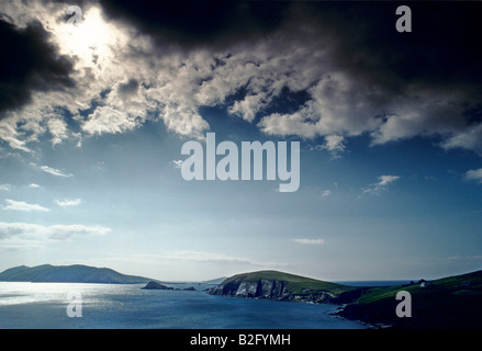 isoliertes Haus Blick auf das Meer von Klippen an der westlichen Spitze der Halbinsel dingle Stockfoto