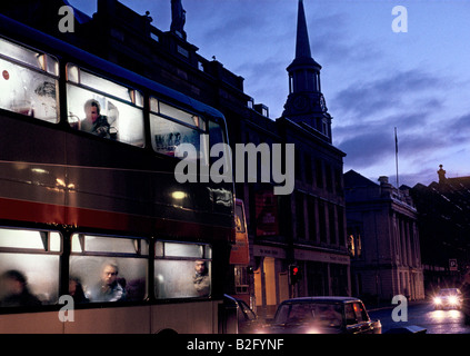 ein Bus fahren auf der Einkaufsstraße in der Stadt am Abend, Händler Glasgow Stockfoto