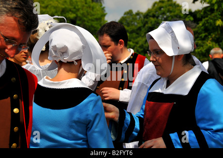 französische Frauen gekleidet in bretonischer Tracht während der Cornwall Festival in Quimper 2008 Bretagne Stockfoto