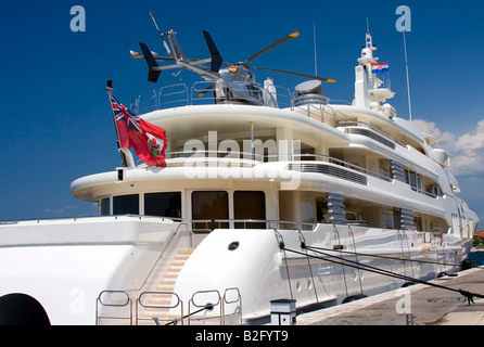 Riesige Yacht im Hafen an der Adria. Stockfoto