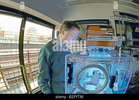 Kinderarzt in Aachen Krankenhaus auf Kinderheilkunde Station Stockfoto