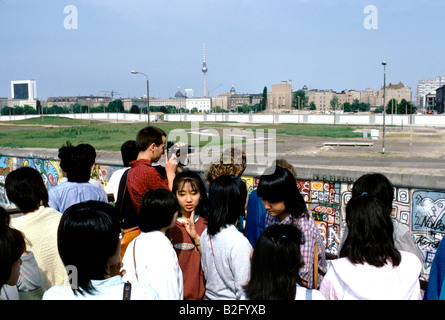 Touristen auf der Westseite der Berliner Mauer 1986 Stockfoto