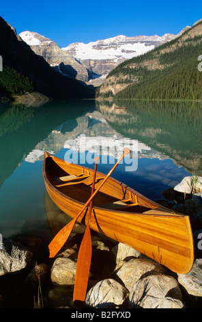 Zeder-Streifen Kanu am Lake Louise, Banff Nationalpark, Alberta, Kanada Stockfoto