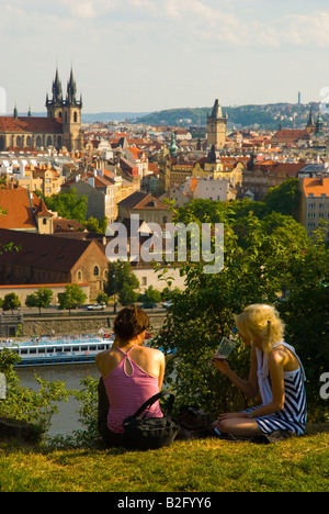 Zwei Frauen, die in Letna Park mit Old Town in Prag Tschechische Republik Europa Hintergrund entspannend Stockfoto