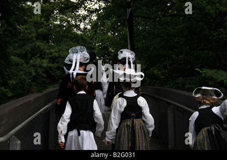 Frauen und Kinder gekleidet in traditioneller Tracht in Cornwall Festival in Quimper 2008 Bretagne Stockfoto