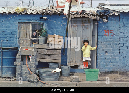 ein kleines Mädchen stand in der Tür von einem mexikanischen slum Stockfoto