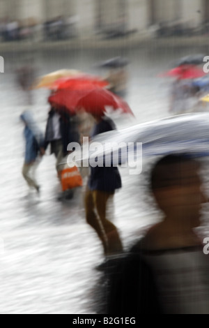 Menschen mit Regenschirmen bei starkem Regen in der Stadt Stockfoto