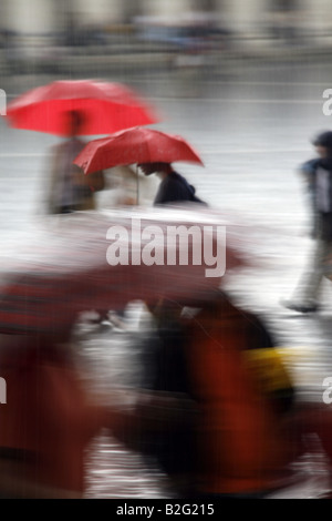 Menschen mit Regenschirmen bei starkem Regen in der Stadt Stockfoto