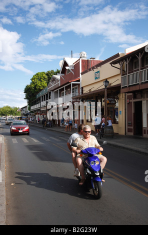 Ein Roller bewegt sich entlang der Front Street in Lahaina, Hawaii auf der Insel Maui auf 19. Juli 2008. (Foto von Kevin Bartram) Stockfoto