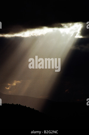 DRAMATISCHE MÄRZ STURM HIMMEL, SONNENSTRAHLEN, WOLKEN, DURCHSTRÖMEN BETRACHTET VON SEDONA, ARIZONA, FLUGHAFEN BUTTE Stockfoto