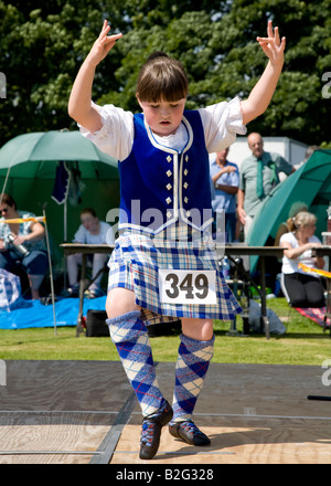 Junge Mädchen traditionelle schottische Highland Tänze während die Langholm gemeinsame Reiten Langholm Schottland, Vereinigtes Königreich Stockfoto