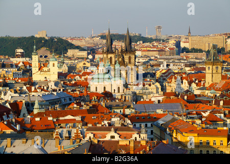 Das Luftbild von den Türmen der St. Nicolas Cathedral und der Liebfrauenkirche vor Tyn in der Altstadt in Prag Stockfoto