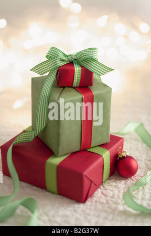 Verpackte Geschenke gestapelt Stockfoto