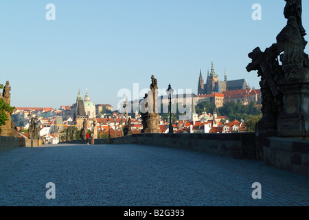 Am frühen Morgen-Blick auf die Karlsbrücke mit zeigt St Vitus Cathedral und der Pragerburg Hradschin-skyline Stockfoto