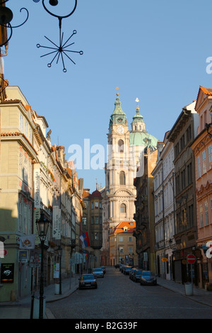 St Nicolas Dom und Turm gesehen von Mostecka Straße auf der Prager Kleinseite Stockfoto