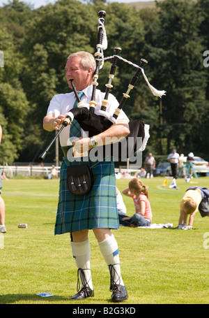 Highland Piper während die Langholm gemeinsame Reiten Langholm Schottland, Vereinigtes Königreich Stockfoto