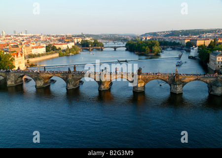 Die Luftaufnahme des die Charles Brücke Karluv Most und andere Brücken über die Moldau in Prag Stockfoto