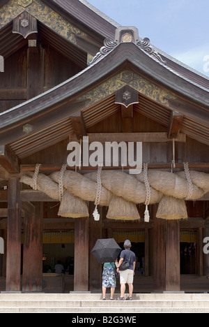 Riesige verdrehte Seil des äußeren Schreins ist ein Symbol für die Grand Schrein Izumo, befindet sich in der Nähe von Matsue in Präfektur Shimane Stockfoto