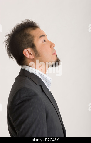 Seitenansicht eines Geschäftsmannes denken Stockfoto