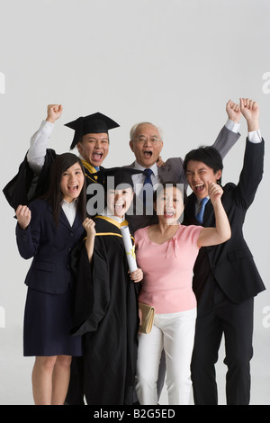 Familie zusammenstehen und schreien mit ihren erhobenen Händen Stockfoto