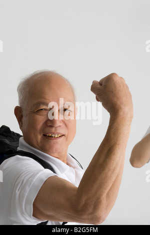 Porträt eines senior seine Muskeln beugen Stockfoto