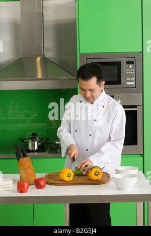 Männlichen Chef Schneiden von Gemüse in einer Großküche Stockfoto