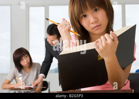 Porträt einer jungen Frau in einem Klassenzimmer zu studieren Stockfoto