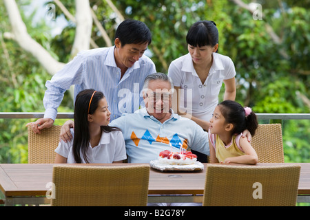Ältere Mann feiert seinen Geburtstag mit seiner Familie Stockfoto