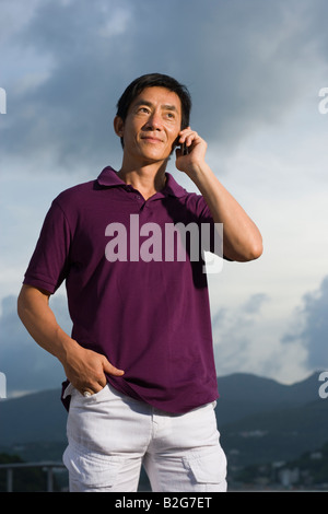 Nahaufnahme eines Mitte erwachsenen Mannes telefonieren mit einem Handy Stockfoto
