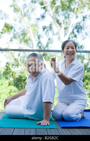 Porträt eines älteren Mannes erhalten eine Massage von einer älteren Frau Stockfoto
