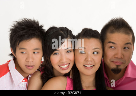 Nahaufnahme von zwei jungen Männern mit zwei jungen Frauen Stockfoto