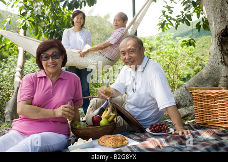 Porträt von zwei Paaren bei einem Picknick Stockfoto