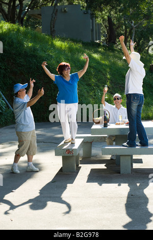 Zwei Paare genießen Sie bei einem Picknick in einem park Stockfoto