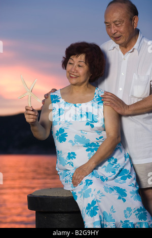 Reife Frau mit einem älteren Mann betrachtet man einen Seestern Stockfoto