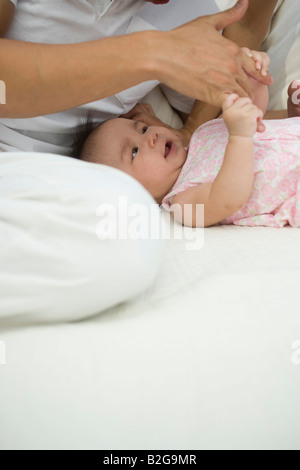 Mitte Schnittansicht eines Mannes mit seiner Tochter auf dem Bett kuscheln Stockfoto