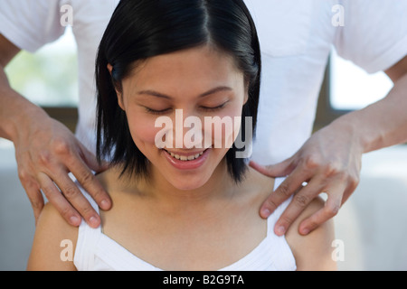 Nahaufnahme einer Mitte Erwachsene Frau, an die Massage von einem Mann Stockfoto