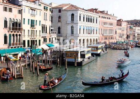 Gondeln auf dem Canal Grande, Venedig, Italien Stockfoto