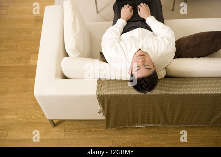 Erhöhten Blick eines Geschäftsmannes entspannend auf einer couch Stockfoto