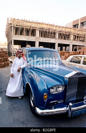 Arabische Chauffeur mit Rolls-royce Stockfoto