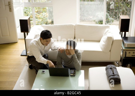 Ansicht von Freunden auf einen laptop Stockfoto