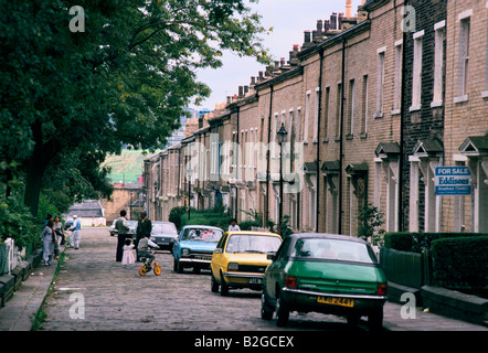 parkende Autos auf Wohnstraße, bradford Stockfoto