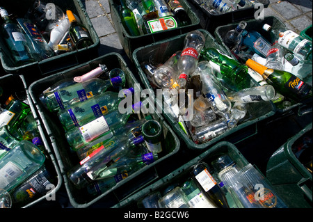 Glas-recycling in Brügge, löschte Restaurants und Bars auf der Eiermarkts das Glas dafür gesammelt werden. Stockfoto