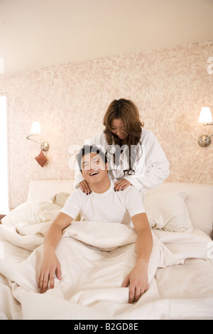 Eine junge Frau massieren Schultern des jungen Mannes Stockfoto