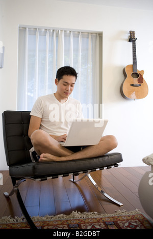 Junger Mann mit einem laptop Stockfoto