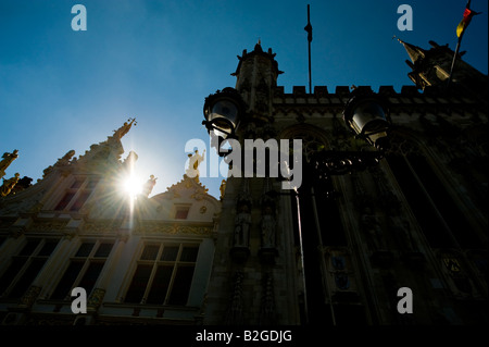 Die Sonne scheint durch das alte Standesamt im Renaissance-Stil neben dem Rathaus am Burgplatz in Brügge Stockfoto