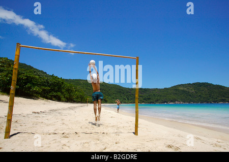 Zwei Männer spielen Beach-Fußball-Ilha Grande-Brasilien Stockfoto