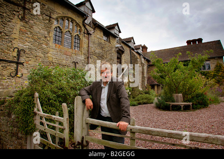 Schauspieler John Challis in seinem Haus in Herefordshire. Stockfoto