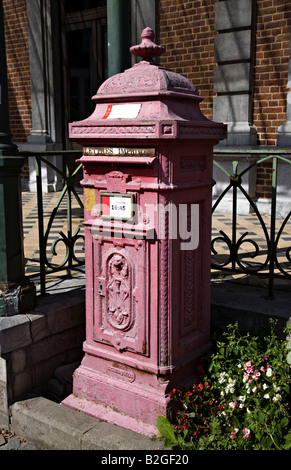 Traditionellen alten Stil Briefkasten in verblichenen roter Farbe Spa Belgien Stockfoto